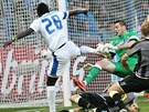 Liberecký Dzon Delarge stílí gól v zápase s Udinese.