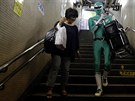 Tadahiro Kanemasu zpíjemuje lidem cestu z tokijského metra. enám napíklad...