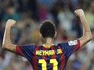 Brazilec Neymar se raduje ze své první trofeje v dresu Barcelony. Jeho tým...
