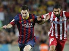 Lionel Messi z Barcelony. proniká obranou Atlétika Madrid. Atakuje ho Arda...