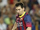 Lionel Messi z Barcelony zahrává pokutový kop proti Atlétiku.