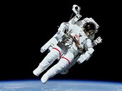 Americk skafandr s jednotkou MMU (Manned Maneuvering Unit), kter umoovala...