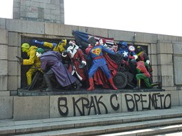 Pamtnk sovtsk armdy v bulharsk Sofii po pebarven na komiksov postavy