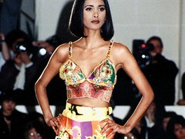 Stejná mylenka, jiné pojetí. Outfit z kolekce módního domu Versace pro...