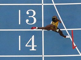 ZÁVOD ATLETŮ. Jamajčan Usain Bolt přebíhá jako první cílovou čáru při...