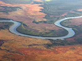 Meandry eky dlí rudou zem v oblasti Arnhem Land, leící východn od Darwinu.