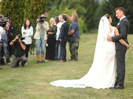 Soukrom� si p�r u�il v Las Vegas. Na moravsk� svatb� u� ochotn� p�zovali m�di�m.