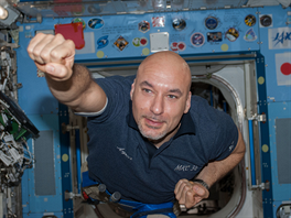 Italsk astronaut Luca Parmitano, letov inenr Expedice 36, pzuje pro...