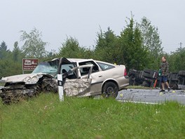 Nehoda osobnho vozu a kamionu u Kunovic na silnici I/50. 