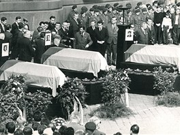 Snímek z pohřbu tří obětí střelby sovětských vojáků v Prostějově, který se...