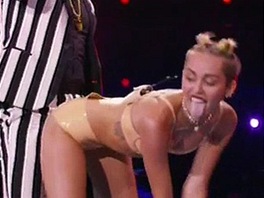 Zpvaka Miley Cyrus a Robin Thicke na pedávání cen MTV