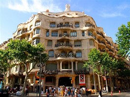 Nejskvlejí obytný dm v Barcelon postavil ped sto lety Antoni Gaudí. Casa...