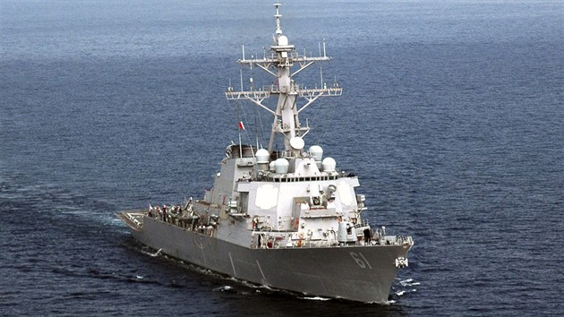 Torpdoborec USS Barry bhem operace proti Kaddfho reimu v Libyi. USS Barry je jednou ze ty lod americkho nmonictva, kter nesou rakety s plochou drhou letu a v souasnosti operuj v Stedozemnm moi. Pedpokld se, e prv z nich by byl veden prvn der proti Srii.