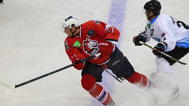 Petr Skora (vlevo) z tmu  HC Fribourg ujd pardubick obran.