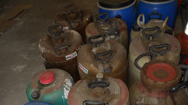 Ve sklep domu v Rychvaldu se skrvalo 665 litr jedovatho metanolu.