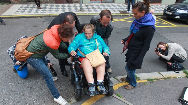 astnci happeningu Nepizpsobiv zastvky v Nuslch poukazovali na bariry v tto sti Prahy.