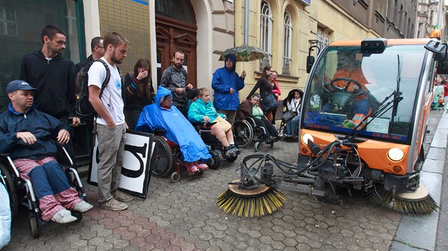 astnci happeningu Nepizpsobiv zastvky v Nuslch poukazovali na bariry v tto sti Prahy.