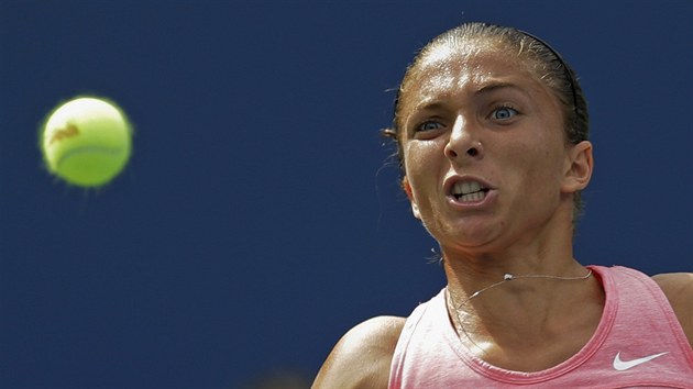 DROBN, ALE NEBEZPEN. Takov je italsk tenistka Sara Erraniov. Na snmku v zpase 2. kola US Open proti krajance Pennettaov.