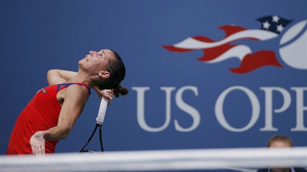 SOUSTEDN. Italka Flavia Pennettaov se sousted na servis bhem utkn 2. kola s krajankou Erraniovou.