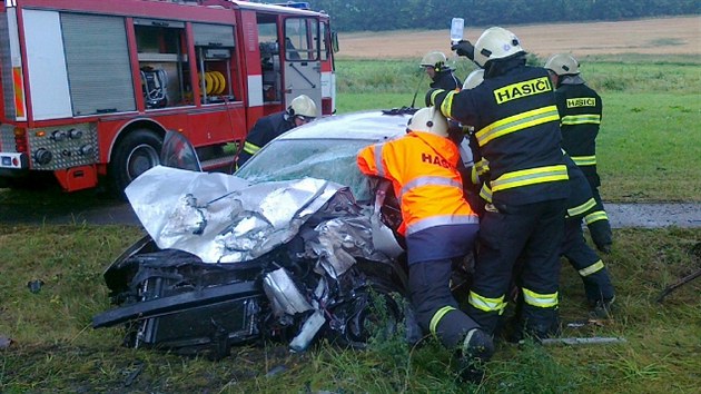 Nehoda u Novch Homol na eskobudjovicku. Po stetu nkladnho auta s osobnm zavalil pvs cyklistu (27. srpna 2013)