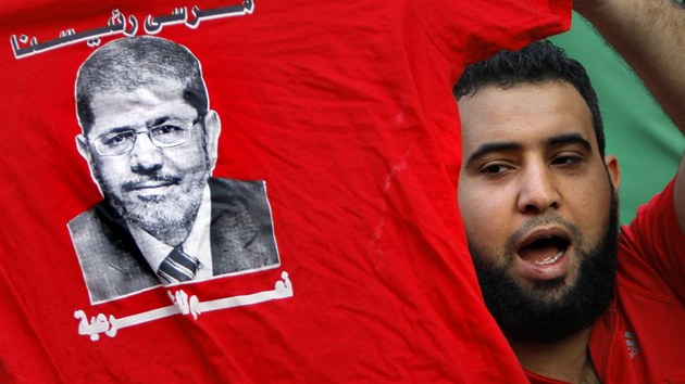 Stoupenec exprezidenta Mursího pochoduje s tričkem zobrazujícím právě počátkem července armádou sesazenou hlavu státu (19. srpna 2013).