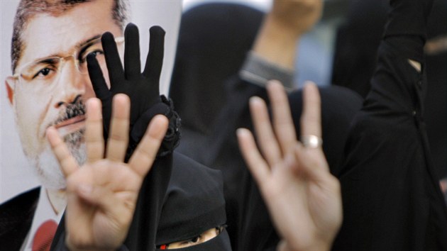 Stoupenci sesazenho prezidenta Mursho pozdvihvaj ruku se tymi prsty na znamen nesouhlasu se zsahem ozbrojench sloek z minulho tdne (19. srpna 2013).