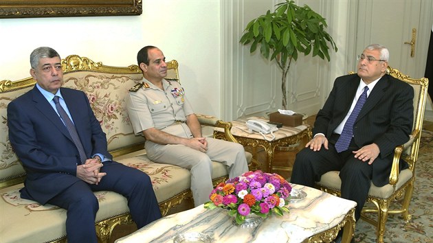 Prozatmn prezident Adl Mansr (napravo), f egyptsk armdy Abdal Fatah Sisi (uprosted) a ministr vnitra Muhammad Ibrhm spolu jednali v pondl v prezidentskm palci (19. srpna 2013).