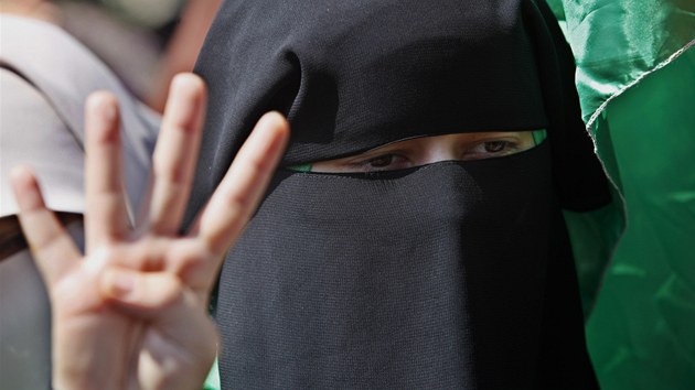 Palestinsk ena ukazuje tyi vztyen prsty coby gesto solidarity s demonstrujcmi z khirskho nmst Rbaa al-Adavja. (21. srpna)