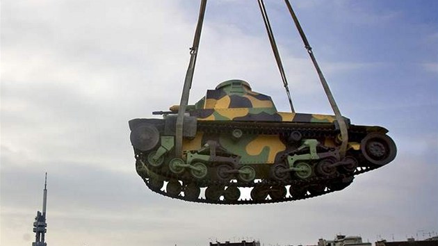 Tank eskoslovenské výroby LT vz. 35 byl pevezen do Vojenského technického