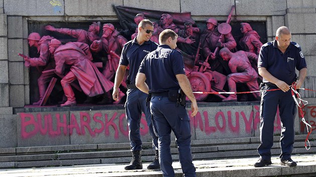 Bulhart policist uzaveli prostor kolem pomalovanho pamtnku Rud armdy. (21. srpna 2013)