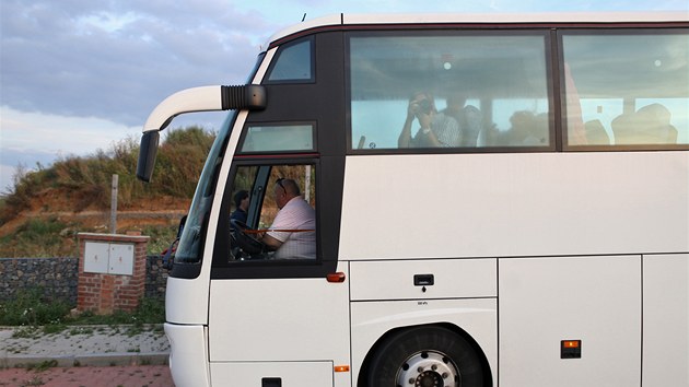 Cestovn kancel Corrupt Tour vypravila autobus pro zjemce ze zahrani. Po Praze objdli pedevm sdla miliard nebo lobbist. (21. srpna 2013)