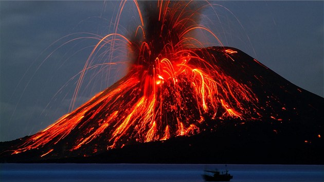 Rybsk lo proplouv kolem soptc Krakatoy na snmku z ervna 2009.