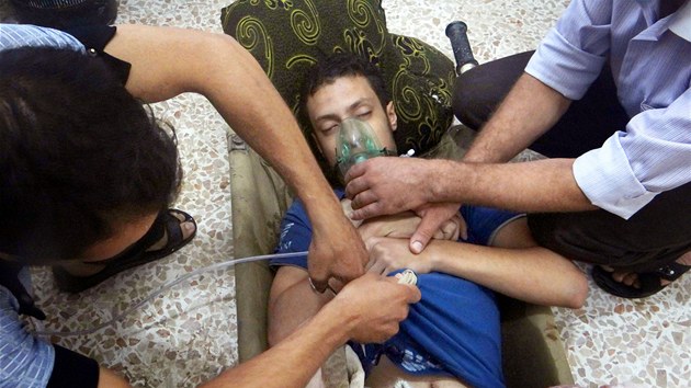 Snmek z 21. srpna 2013 ukazuje podle rebel mue, kter byl zasaen nervovm plynem. Zchrani mu podvaj potebn kyslk. Vzbouenci tvrd, e bomby s nervovm plynem na pedmst Damaku svrhly vldn jednotky.