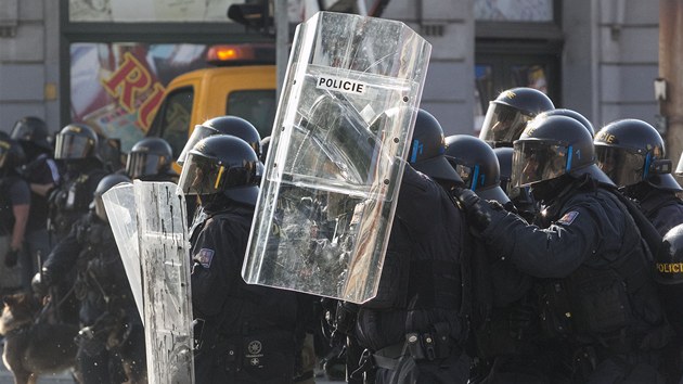 Zsahu v Ostrav se nakonec aktivn zastnily asi ti stovky policist. Tkoodnci mli hodn napilno