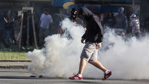 Poklidná demonstrace radikálů v Ostravě se přeměnila v pouliční válku. (24. srpna 2013)