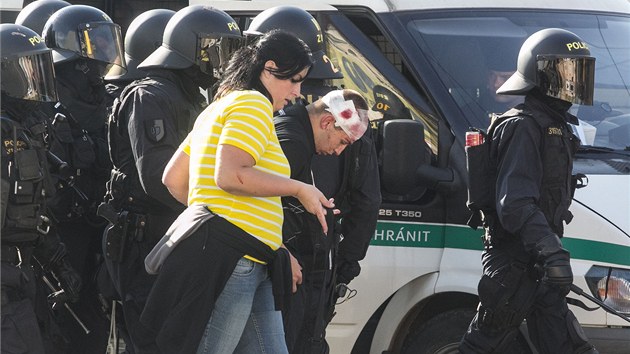 Pi bojch v Ostrav byli zranni ti policist, radikl skonilo v pi lka jet vce. Pesn slo jet nen znmo. (24. srpna 2013)