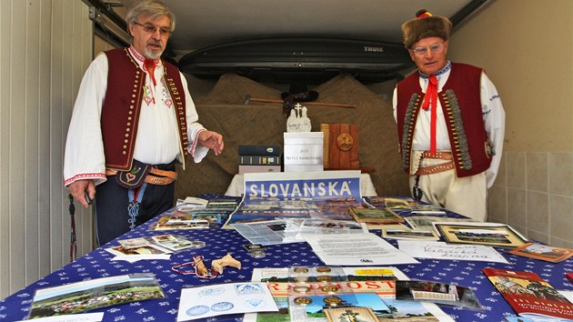 Oldich Paulus (vlevo) a Drahomr Strnadel z Matice Radhosk ukazuj, co ve bude v nov schrnce v souso Cyrila a Metodje na Radhoti. (26. srpna 2013) 