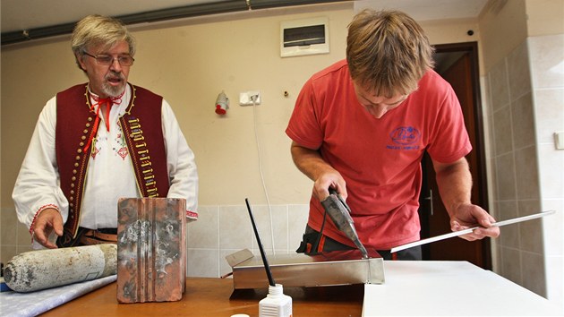 Daniel Paulus letuje schrnku, kter u le v souso Cyrila a Metodje na Radhoti. (26. srpna 2013) 