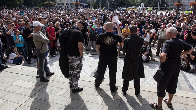 Pohled na protiromskou demonstraci na Prokeov nmst. (24. srpna 2013)