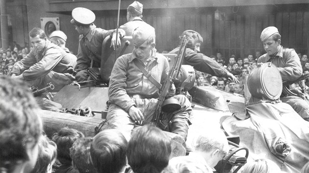 Okupace Brna 1968: Lid u hlavnho ndra obestoupili tanky