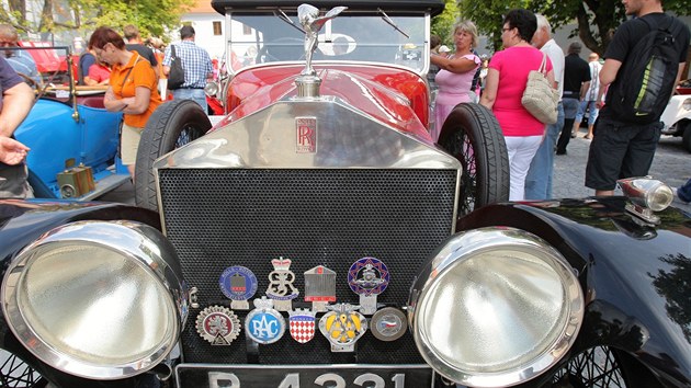 Jednou z ozdob setkání historických aut v Třeboni byl i tento červený Rolls Royce.