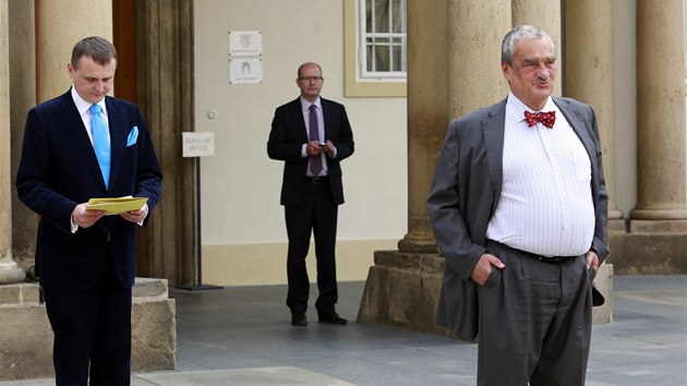 Karel Schwarzenberg po sch�zce p�edsed� stran na Hrad� kritizoval prezidenta Zemana za to, �e nem��e stran�m zakazovat s k�m mohou uzav��t koalici.