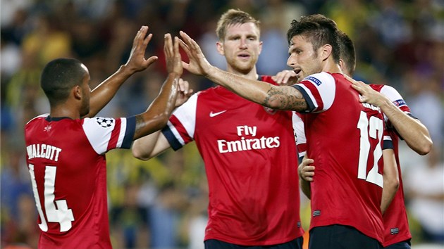 Hrái Arsenalu se radují po promnné penalt Oliviera Girouda (vpravo) v