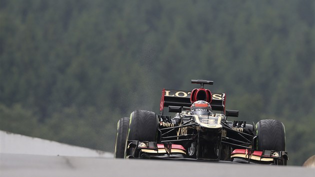 LOTUS V KOPCCH. Finsk zvodnk Kimi Rikknen pi trninku Velk ceny Belgie formule 1.