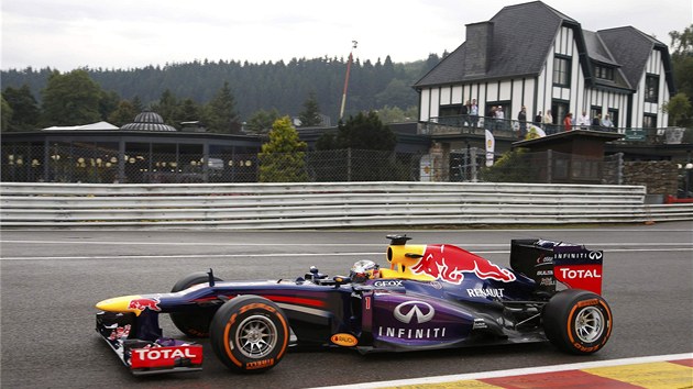 PED VYHLDKOU. Sebastian Vettel s vozem Red Bull v trninku Velk ceny Belgie formule 1.