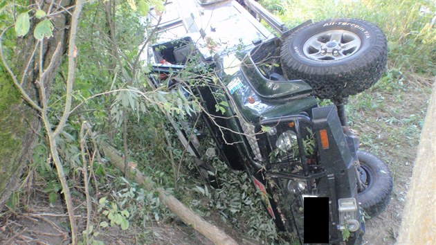 idi Land Roveru dostal ve vysok rychlosti smyk a v protismru srazil motorke. Mlad motocyklista kolizi nepeil. (24. srpna 2013)
