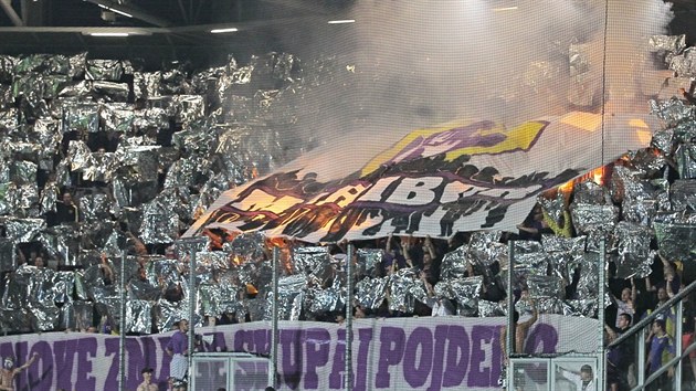 Fanouci Mariboru v Plzni bhem vodnho utkn play-off Ligy mistr.