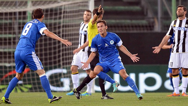 LIBERECKÁ RADOST Sergej Rybalka z Liberce (uprostřed) právě vstřelil gól Udine. S gratulací přibíhá David Pavelka (vlevo) v utkání play-off Evropské ligy.