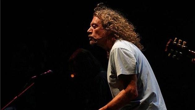 Colours of Ostrava 2006 - Robert Plant and Strange Sensation - Nkdejí len legendárních Led Zeppelin Robert Plant uhranul se skupinou Strange Sensation návtvníky festivalu Colours of Ostrava 2006. (23. ervence 2006)