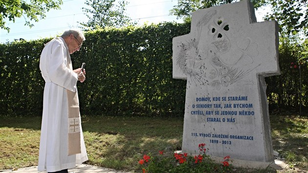 Odhalení sochy Radomíra Dvořáka na zahradě domova důchodců U Panských v Havlíčkově Brodě.